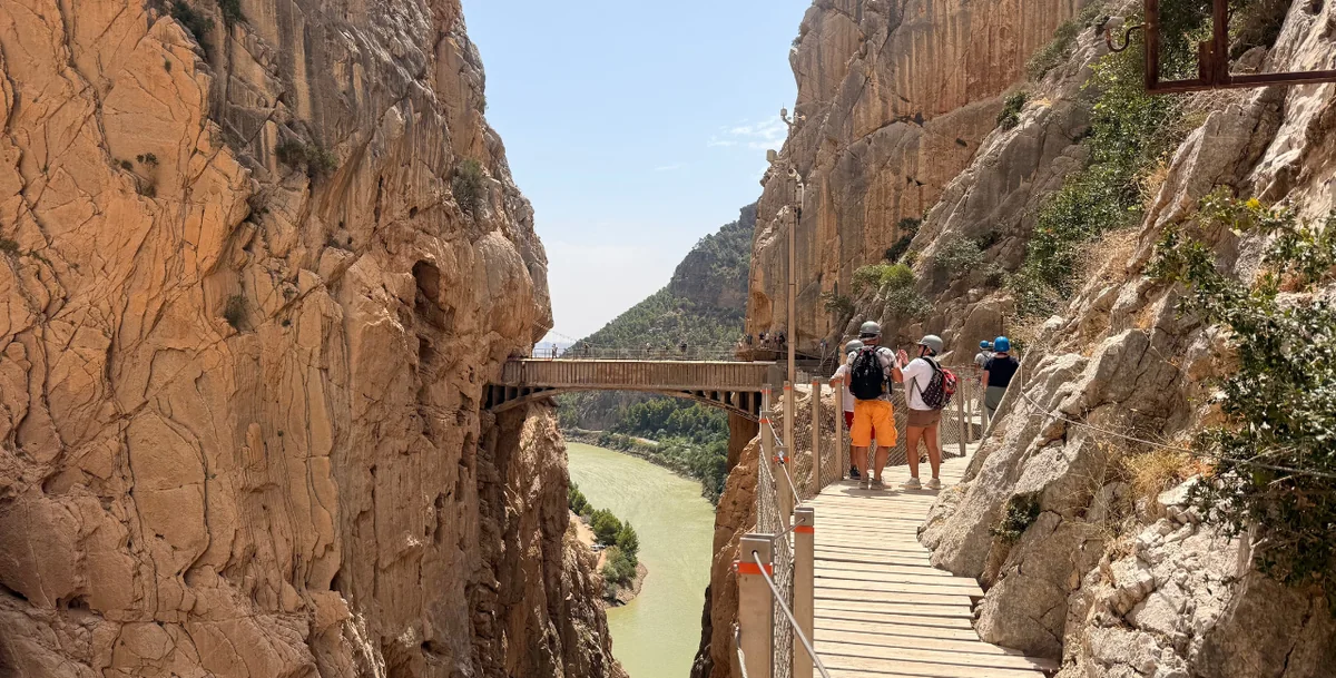 Pasarela del Caminito del Rey entre paredes rocosas