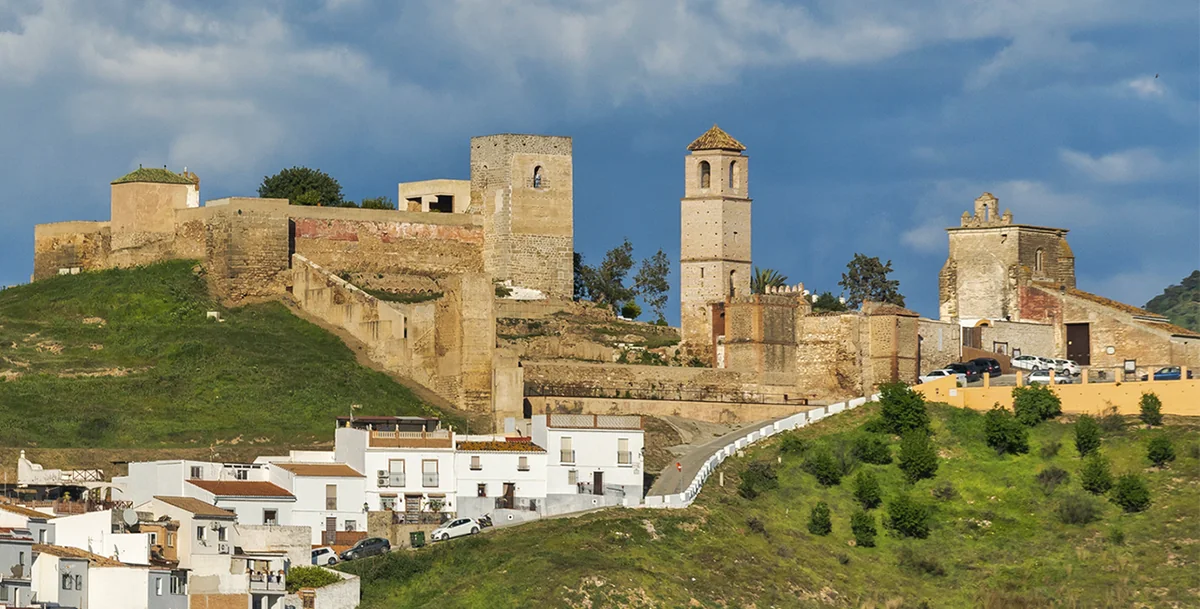 Castillo de Álora sobre las casas blancas del pueblo